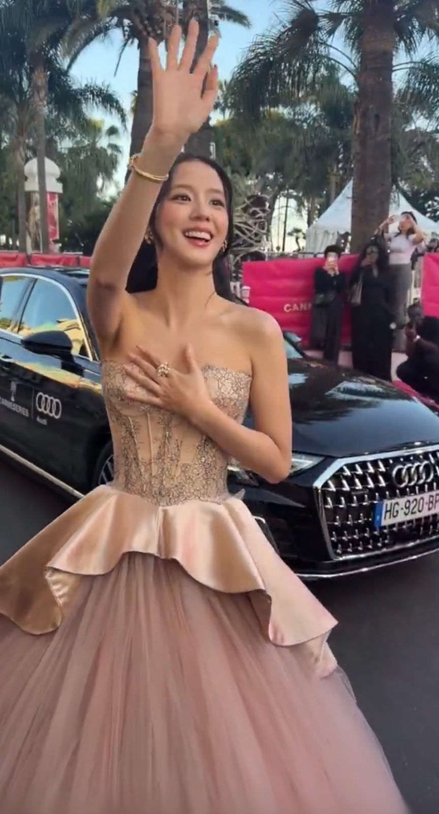 Jisoo遠赴法國，參與康城國際電視節的活動。