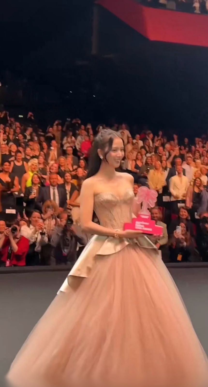 Jisoo在康城電視節的頒獎禮上，榮獲「新星獎」。