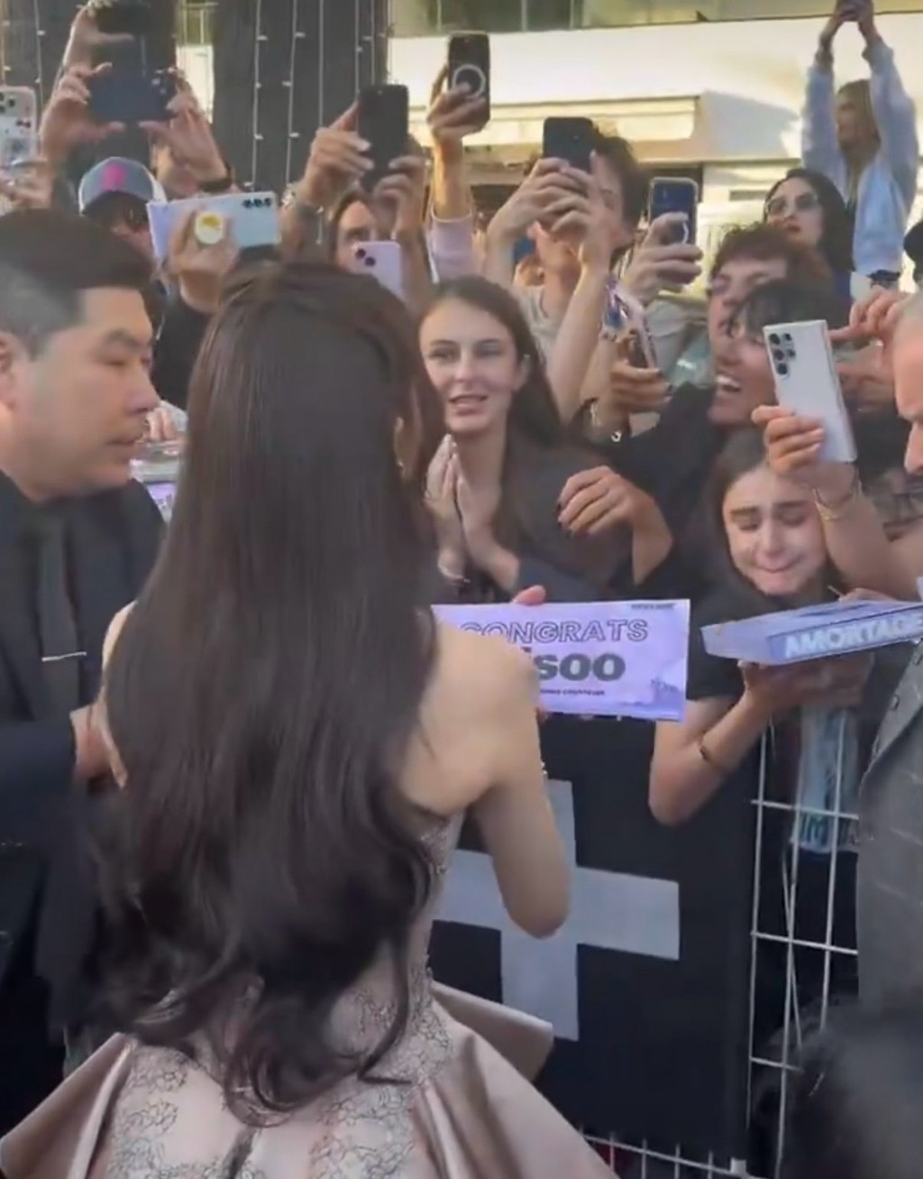 活動現場聚集了大量支持Jisoo的粉絲。