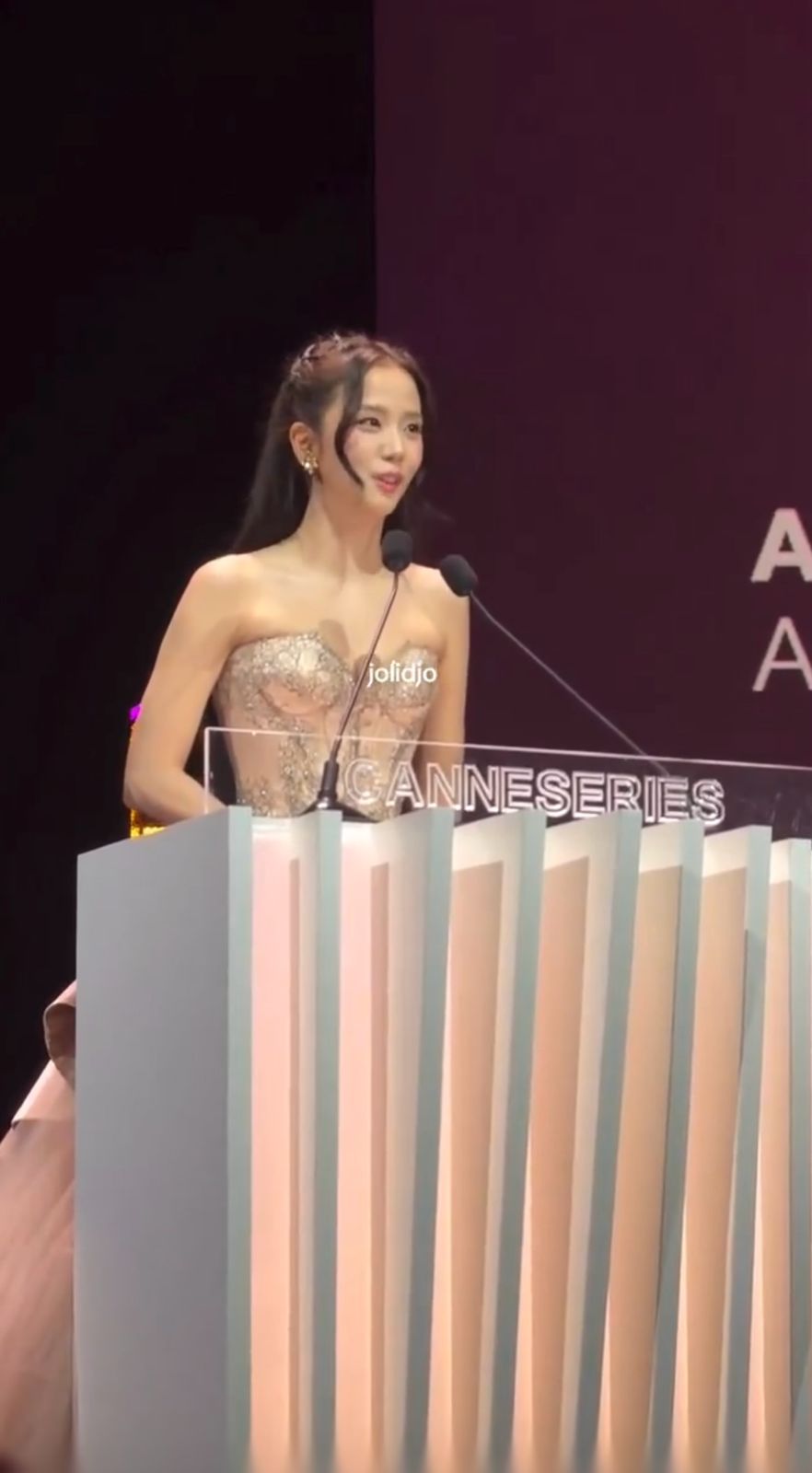 Jisoo在得獎感言中，特別向BLACKPINK隊友表達謝意。