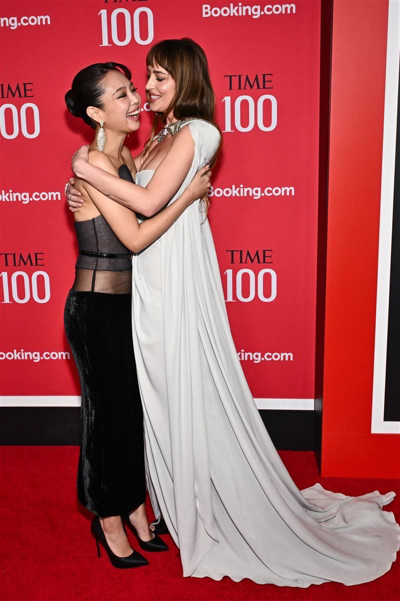 Jennie與女星狄高達莊遜在晚宴上交談甚歡。