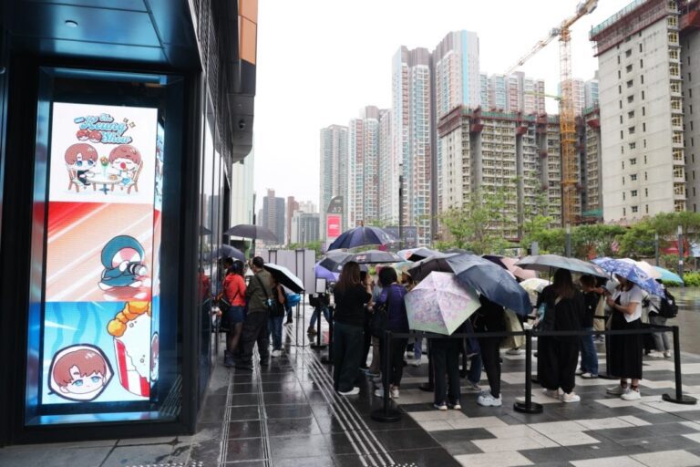 姜濤27歲生日慈善展啟德揭幕 粉絲冒雨到場支持