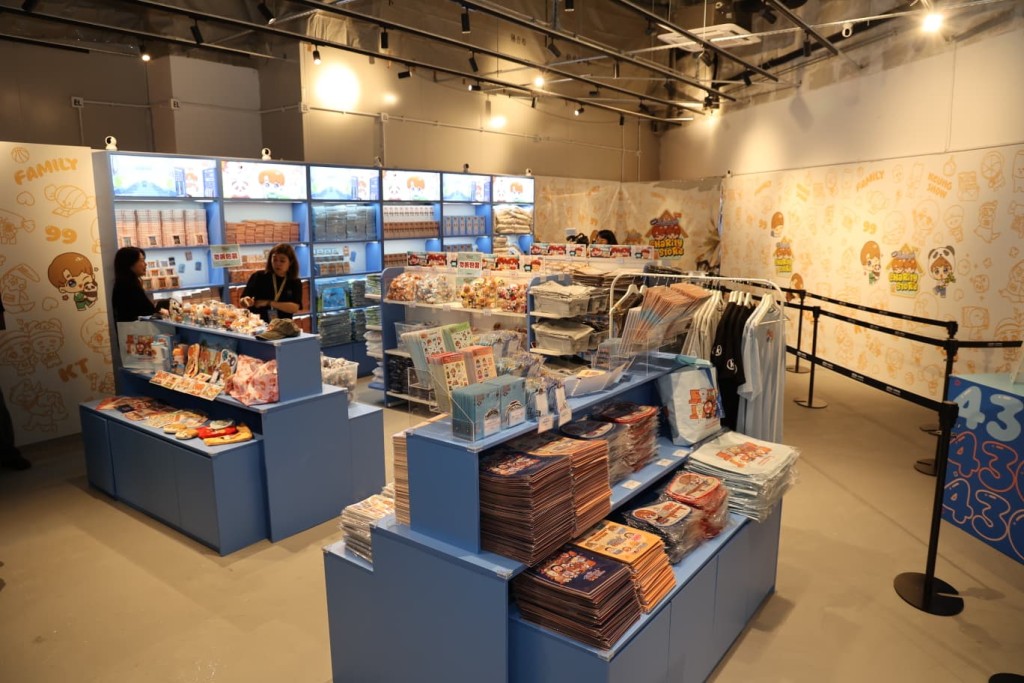 慈善限定店獨家發售限量產品，包括姜家人匹克球拍套裝。