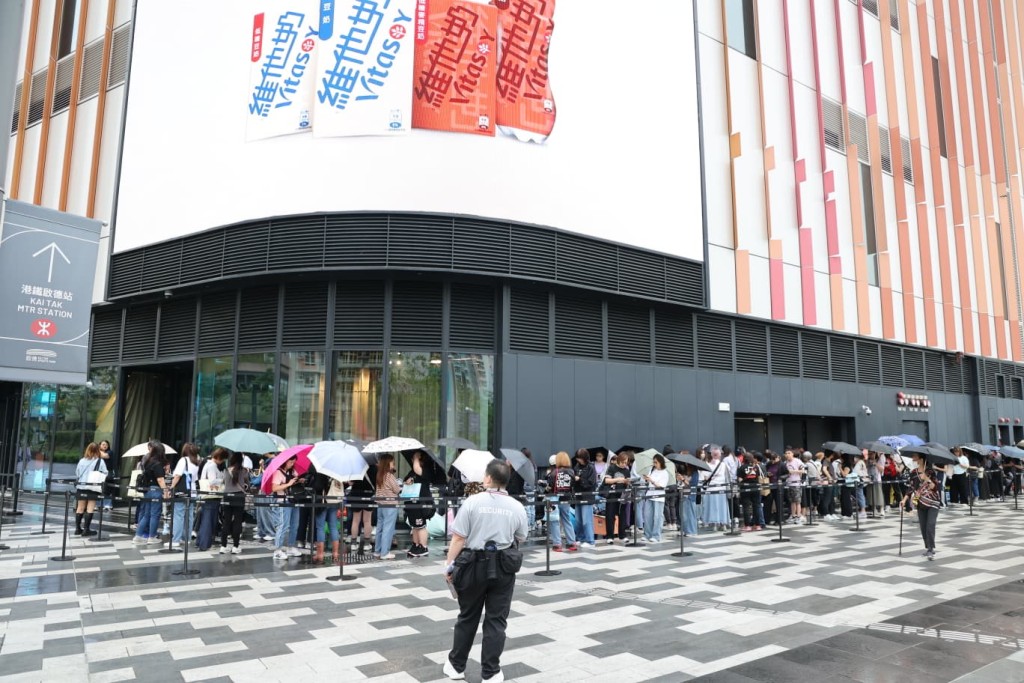 即使天氣不穩，粉絲們仍熱情排隊準備參與展覽。