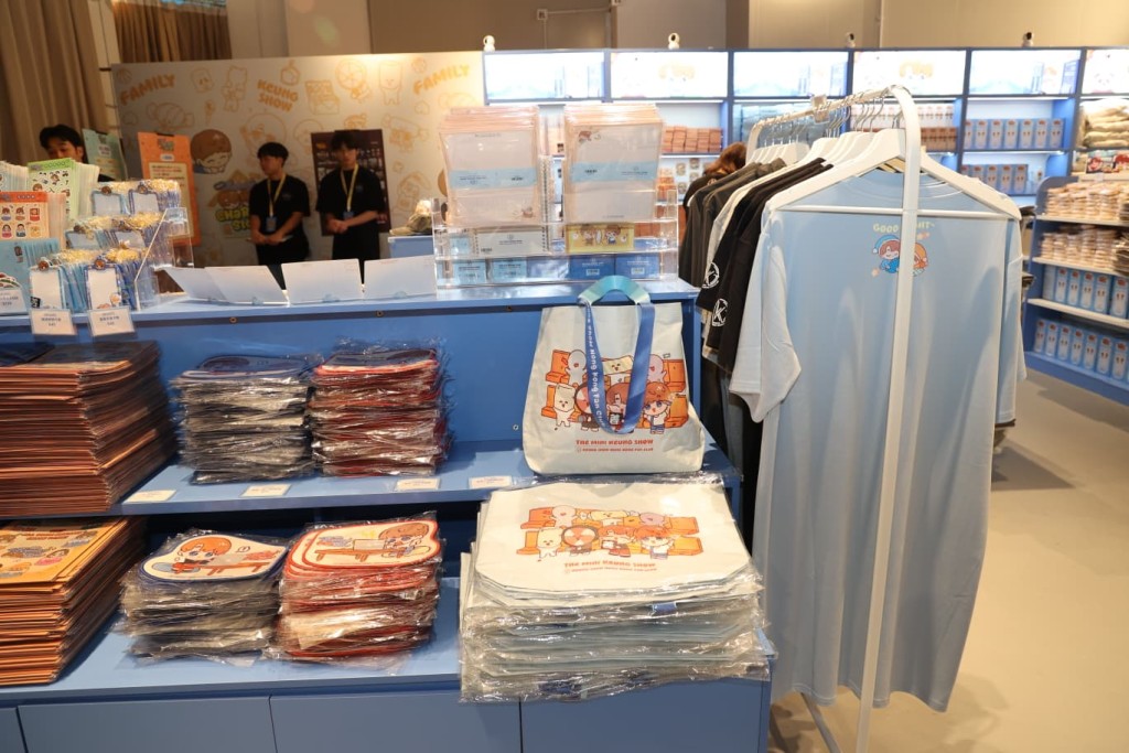 慈善限定店內發售多款限量精品。