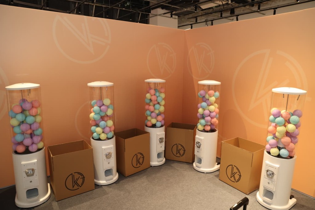 場內設有扭蛋機供粉絲玩樂。