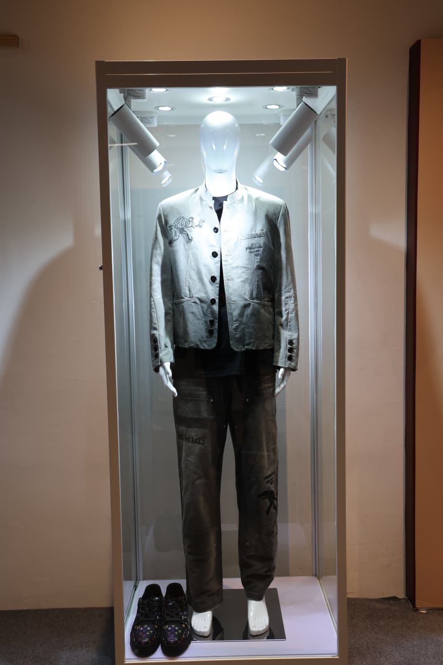 粉絲可拍攝姜濤的舞台戰衣。