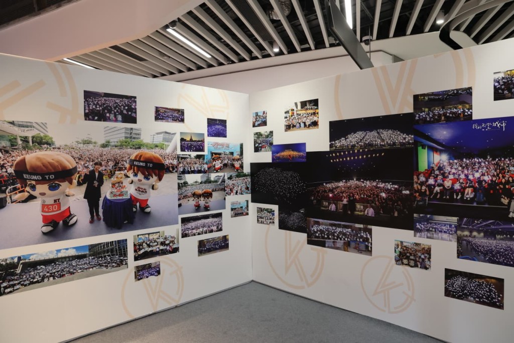 兩個相片展區分別展示姜濤的新相及LAVA演唱會相片。