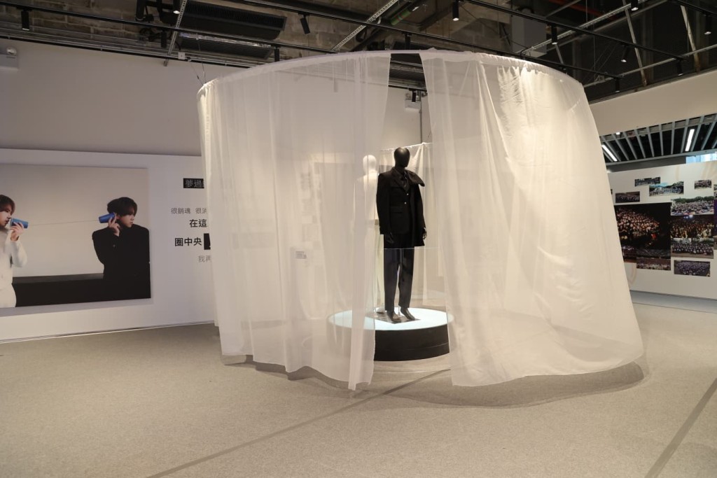 場內展出姜濤的舞台服飾供拍照。