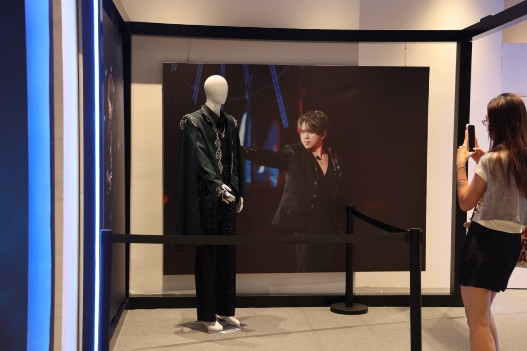 姜濤的舞台服裝在展覽中展出。