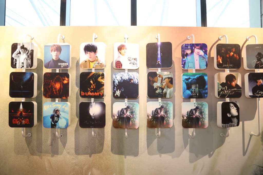 相片展區呈現姜濤的全新形象與演唱會風采。