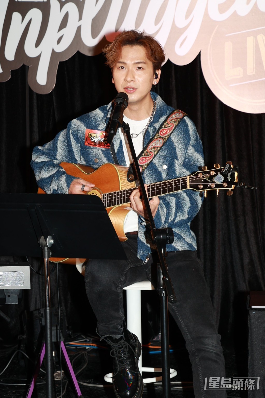 他笑說自己聲音不如對方深情，坦言感到緊張。