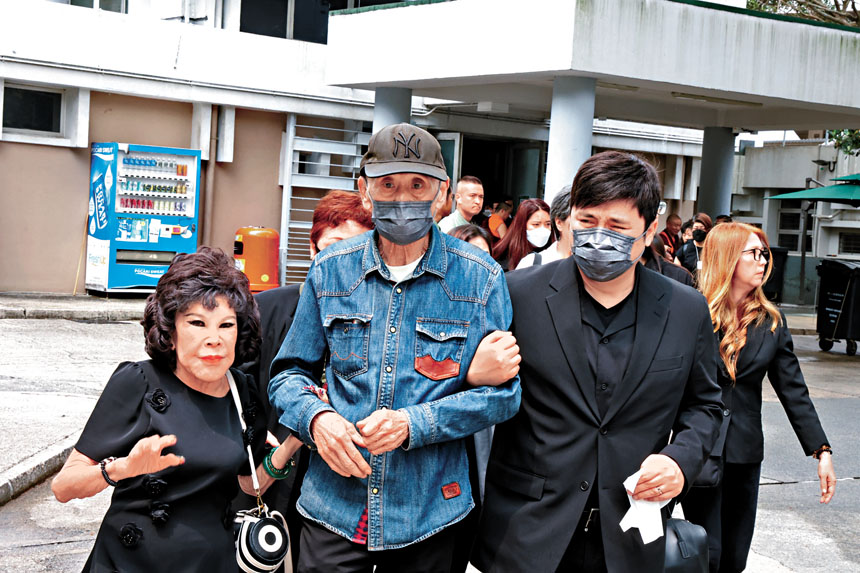 鼎爺被黃夏蕙和細仔攙扶。