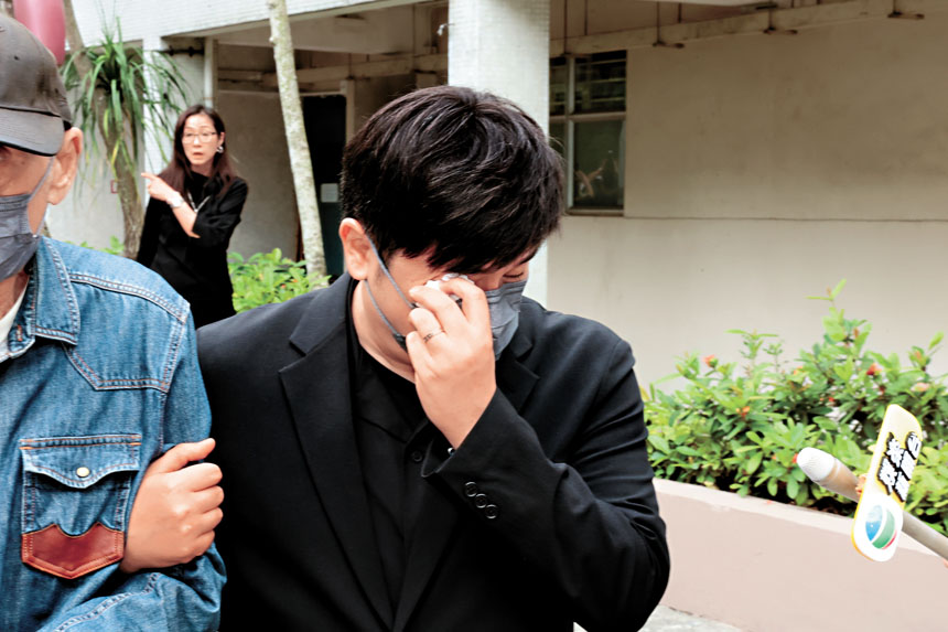 豪仔神情哀傷不停拭淚。