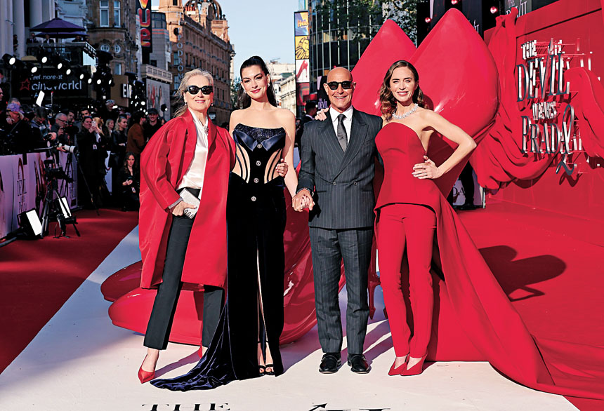 安妮（左二）以穿透黑色晚裝，大晒纖腰。