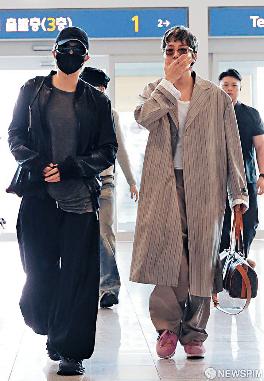 RM（左）與J-Hope及其他BTS成員昨日出發到美國準備巡唱。