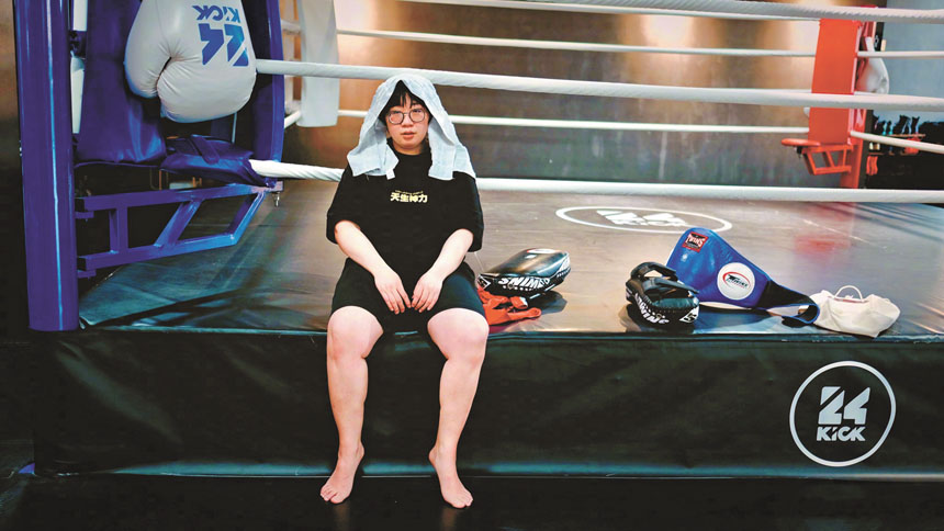 蘑菇頭和黑框眼鏡是顏如晶最具特色的標誌。網上圖片