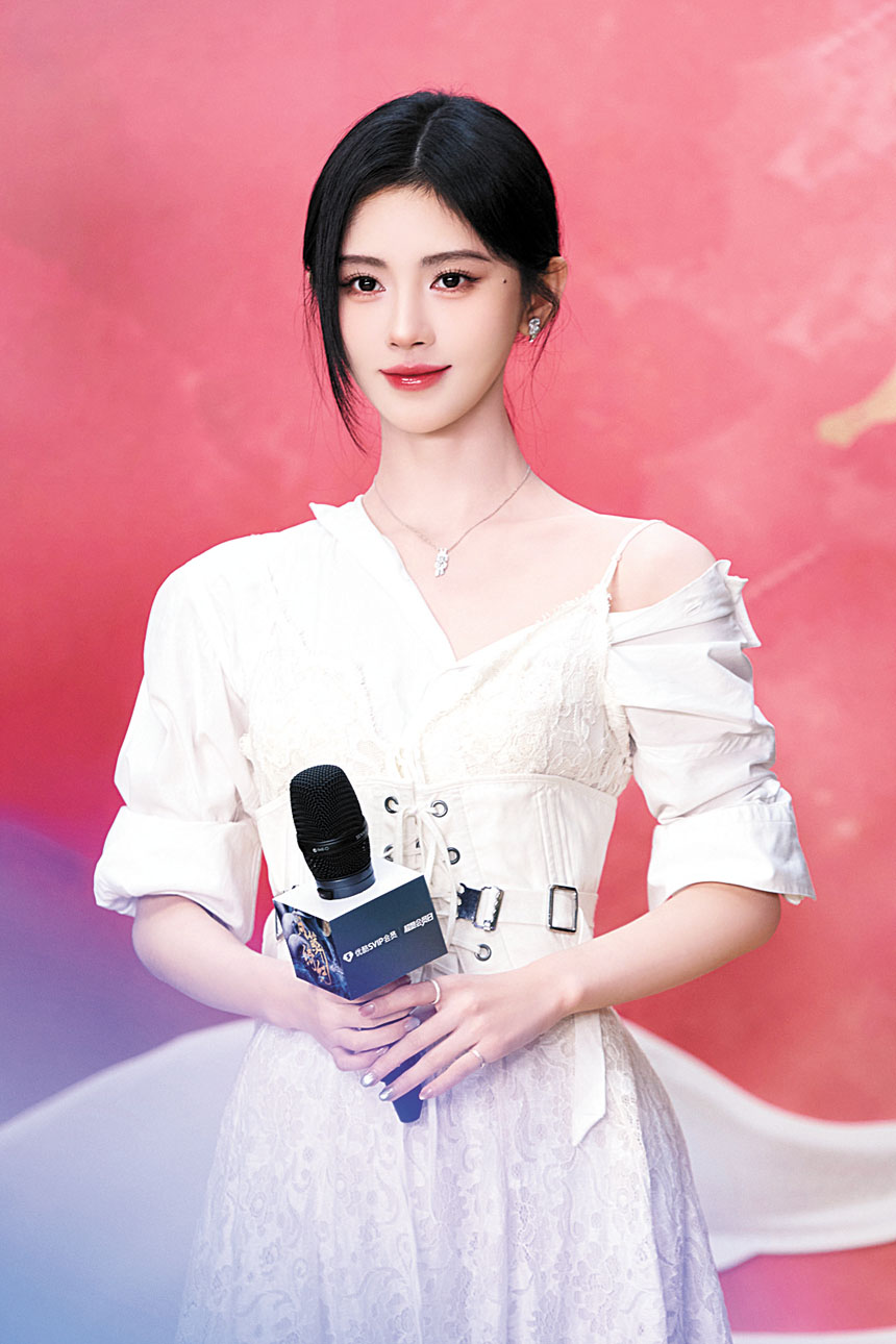 鞠婧禕樣貌出眾，各類扮相皆可駕馭。網上圖片 .c2/.c3 鞠婧禕在《月鱗綺紀》中穿過的戲服在二手平台賣出高價。網上圖片