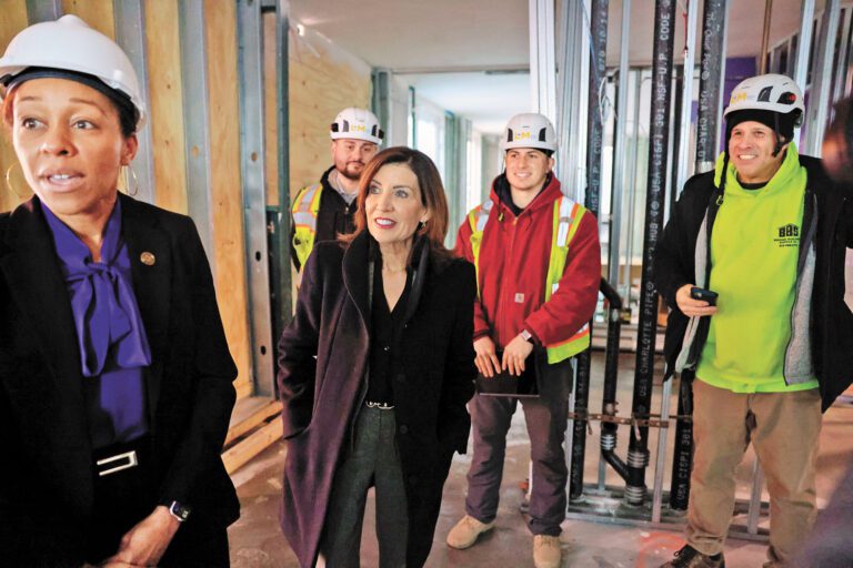 胡楚已為填補紐約市54億元赤字做出讓步。 Mimi d’Autremont/紐約時報