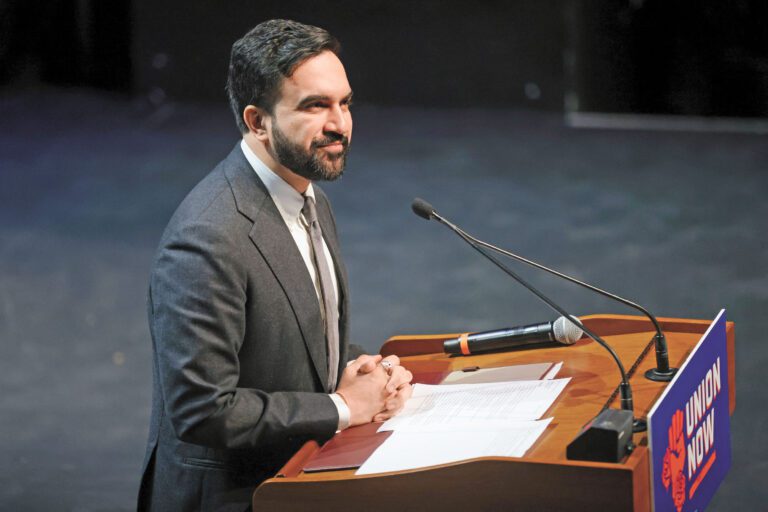 馬姆達尼提出延後支付市府公務員退休基金的計劃，至少可省下10億元。 Heather Khalifa/紐約時報