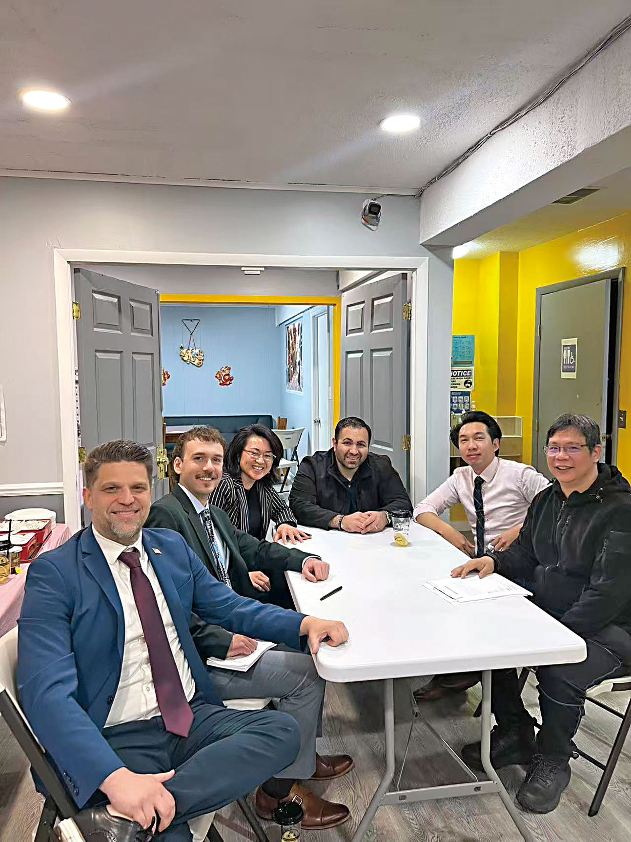 譚杜喜(右三)攜民選官員代表和社區代表在近期舉行聯合會議。 據拯救南布碌崙聯盟提供