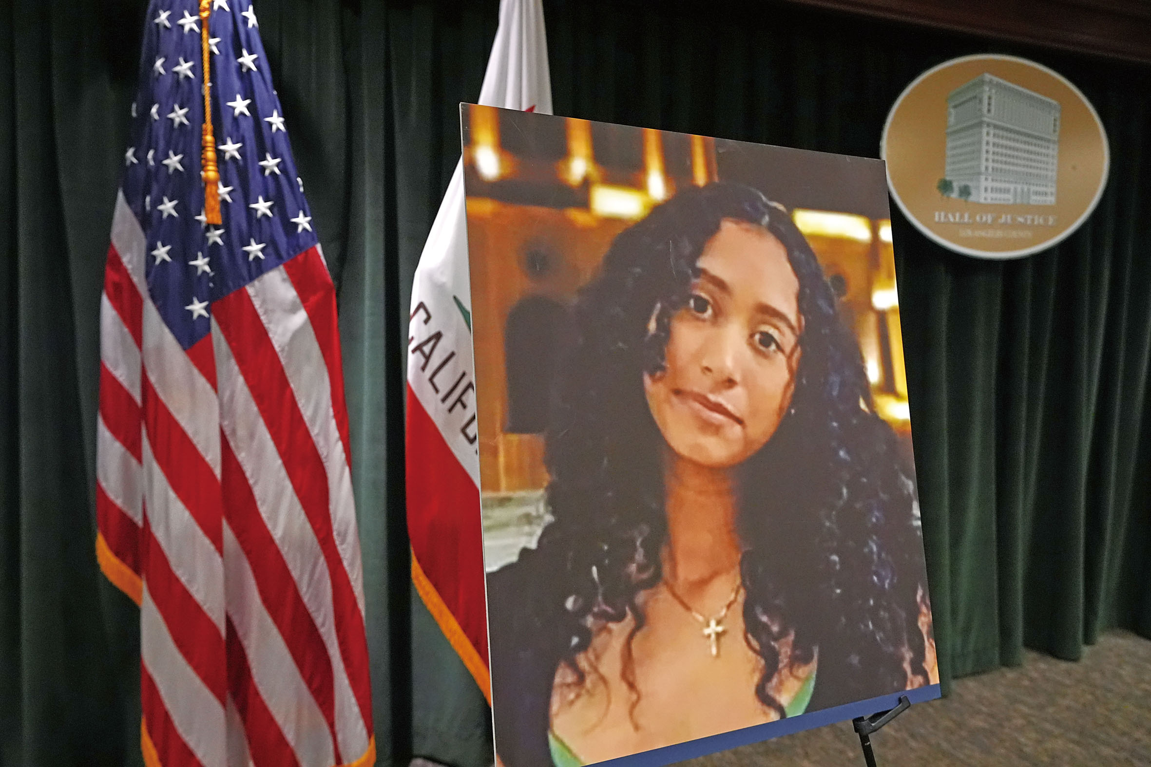 檢方20日在記者會上展示14歲死者埃爾南德斯的照片。美聯社