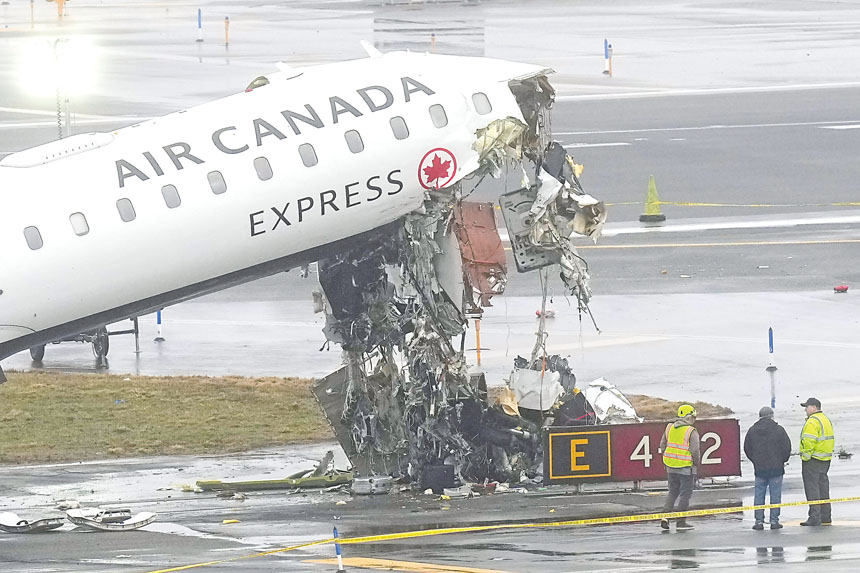 紐約拉瓜迪亞機場跑道上月發生加航客機與消防車相撞致命事故。美聯社