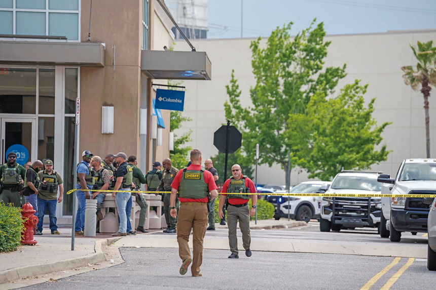 路易斯安那州購物中心爆發槍戰，大批執法人員到場處理。美聯社