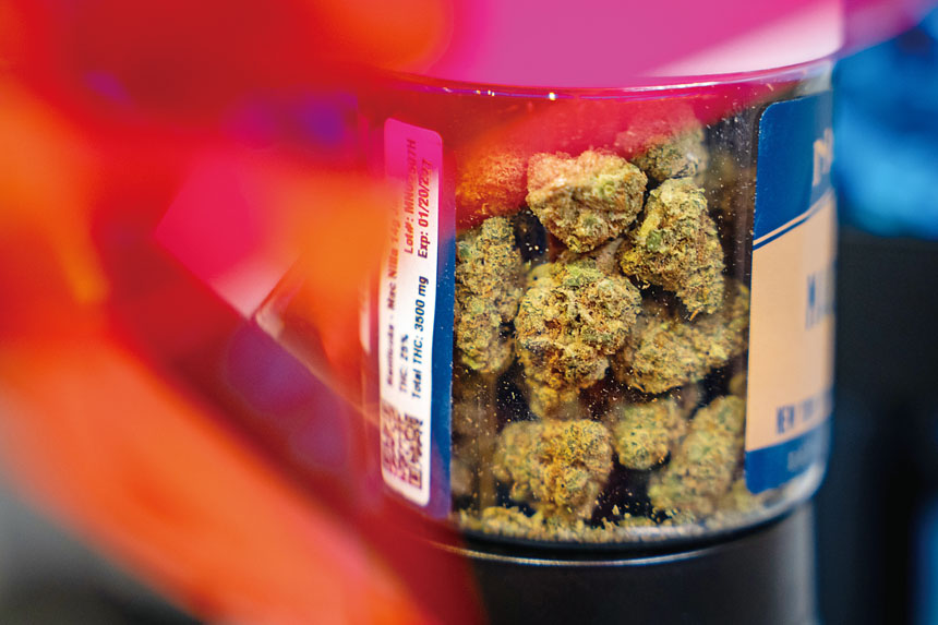聯邦政府放寬對醫用大麻的管制。但未透過州醫用大麻計劃分發的大麻或大麻衍生產品將繼續被歸類為一級管制藥物。美聯社