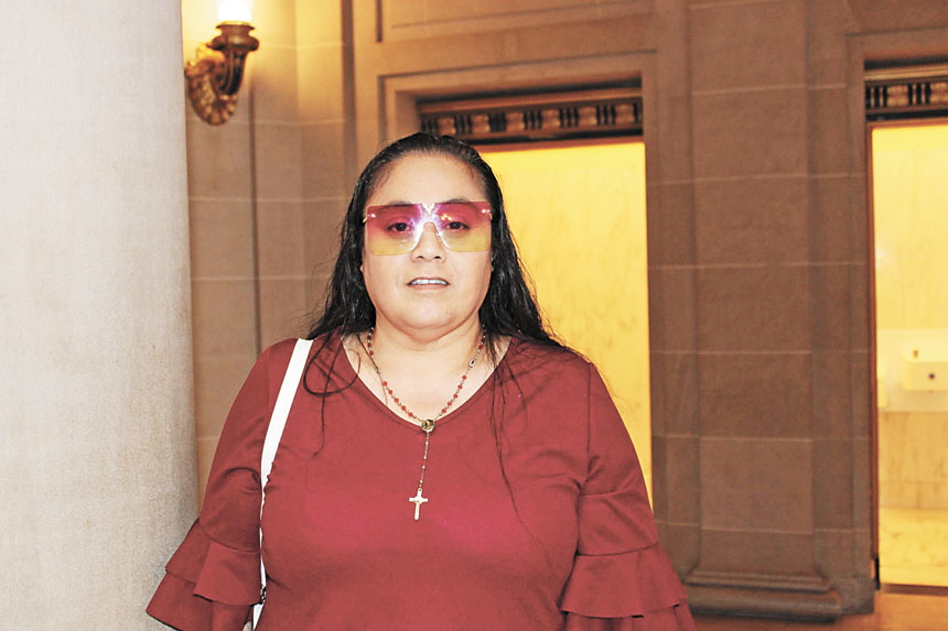 太平洋島民文化區主任Gaynor Siataga接受本報採訪，分享文化區正式立法後社區的期望與挑戰。記者陳程威攝