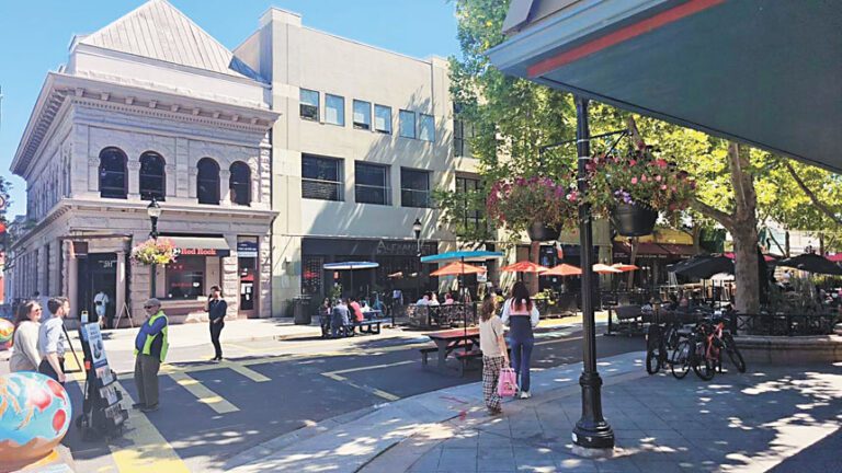 山景城市中心商區卡斯特羅街，4月23日街景。記者王蔚攝