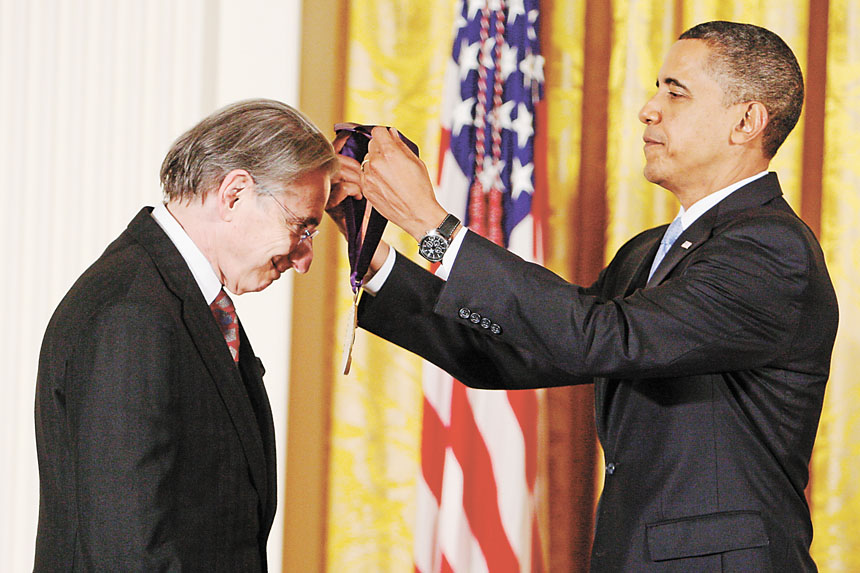 時任總統奧巴馬向Michael Tilson Thomas辦法國家藝術獎章。美聯社資料圖