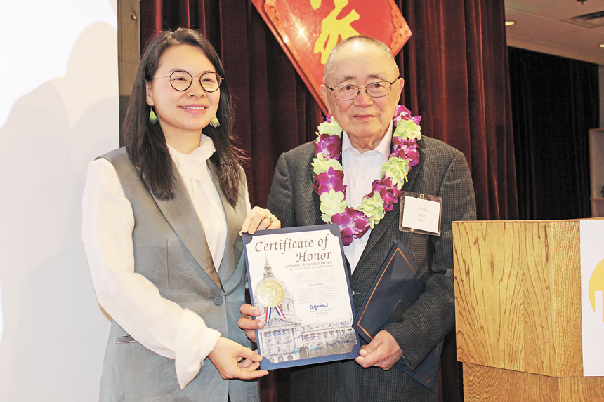 三藩市市參事陳小焱代表市府向王靈智頒發賀狀，表彰其逾半世紀對亞裔社區的貢獻。記者陳程威攝