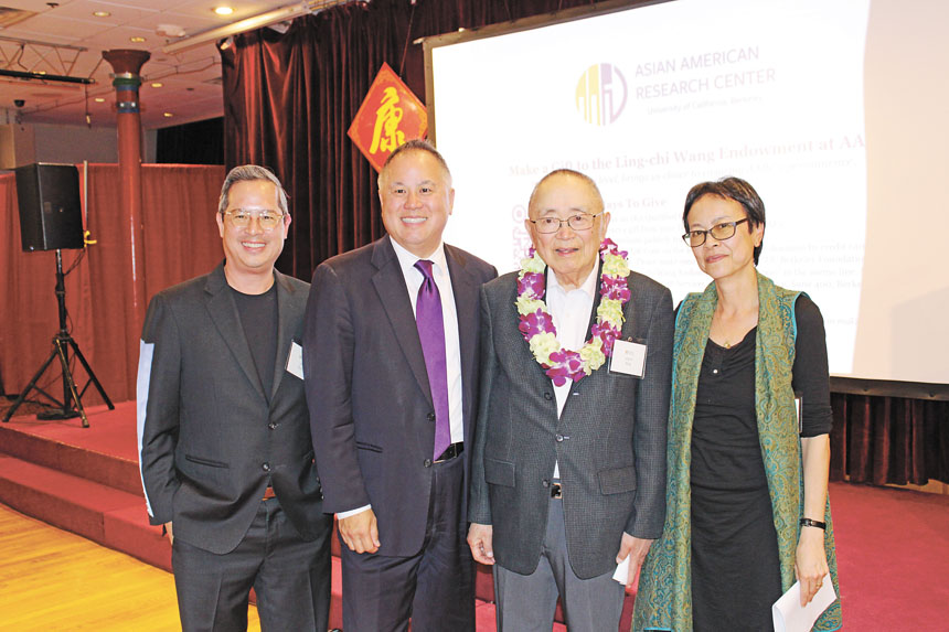 （從左至右）王靈智昔日學生、作家Jeff Chang，前州眾議員丁右立，王靈智，及中心主席黎慧儀（Colleen Lye）晚宴上合影。記者陳程威攝