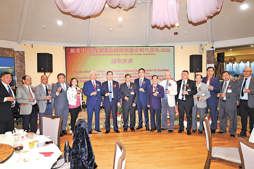 中領館官員、僑界嘉賓與中山隆都劉族建福宗親會首長共同祝酒。