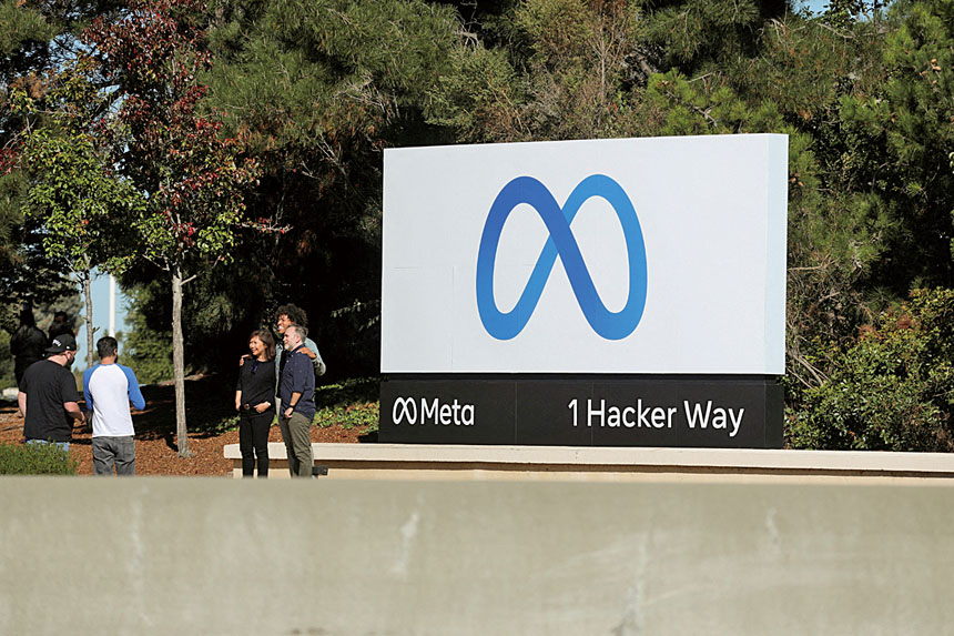 Meta表示此次人力調整是為了在持續加碼AI研發的同時，優化整體成本結構。圖為人們在Meta的標誌牌前合影。路透社資料圖片