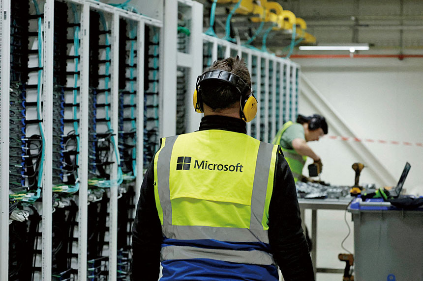 圖為員工走在微軟數據中心的雲數據大廳。路透社資料圖片