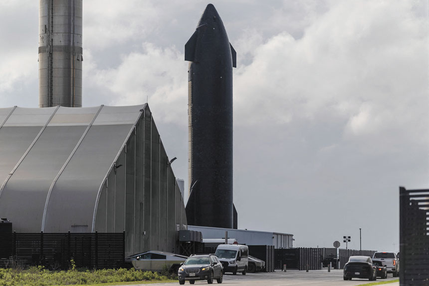 SpaceX正加速推進IPO計劃，圖為一枚火箭矗立在基地。路透社