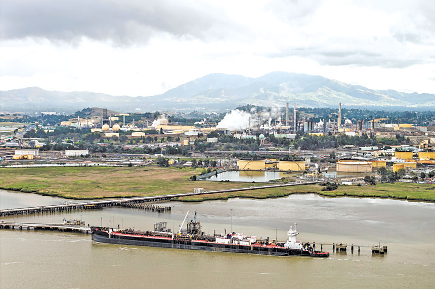 聯邦暫緩《瓊斯法》執行，加州首見外國貨輪運作石油至北加州馬丁納茲港。Stephen Lam/三藩市紀事報/美聯社