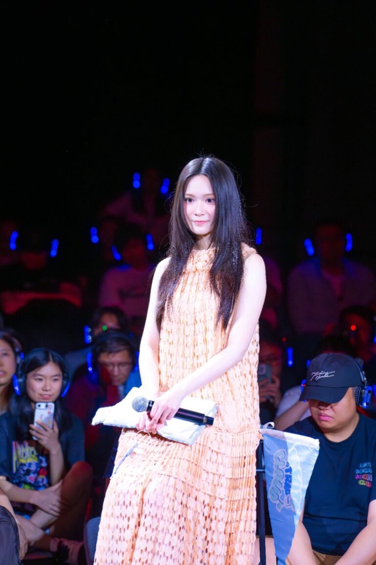 300歌迷戴耳機聽雲浩影私密開唱　新專輯《Silver Lining》傳遞黑暗中的光