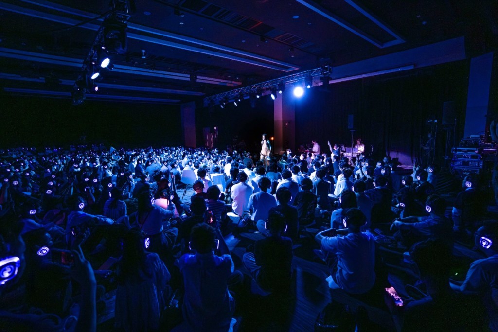 音樂會現場，超過300名歌迷席地而坐。