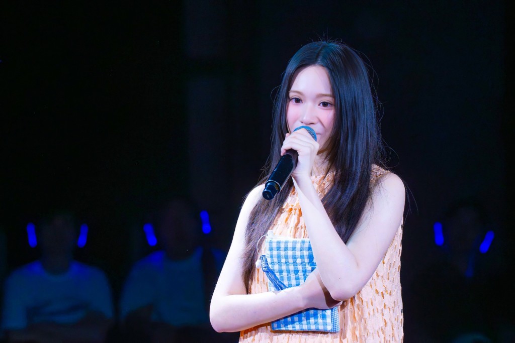 每位歌迷都戴上耳機，沉浸於Cloud的現場演繹中。