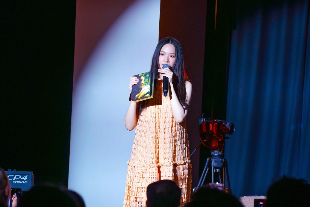 Cloud在音樂會上演唱歌曲《別畏高》。