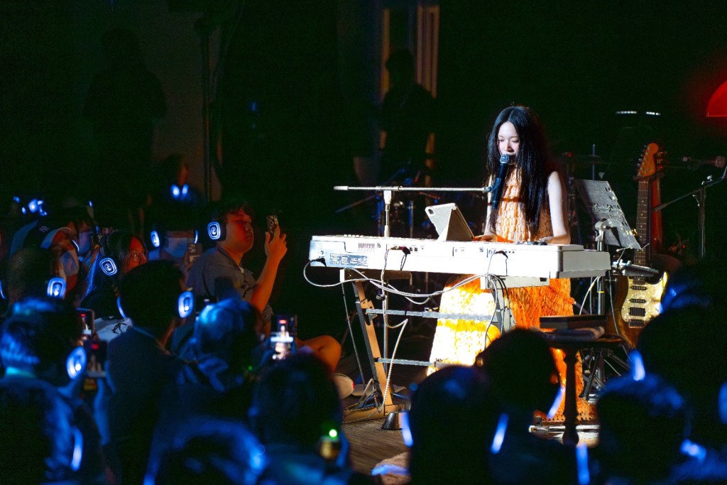 Cloud自彈自唱，展現音樂才華。