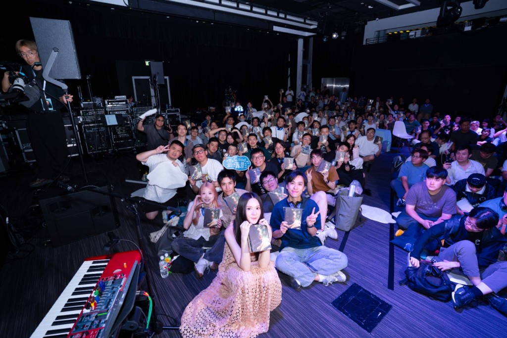 她笑言：「作為今日的導遊，我也替大家緊張！」引來全場笑聲。