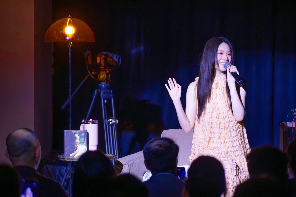 雲浩影透過歌曲傳遞心意。