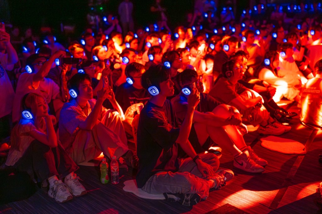 歌迷佩戴耳機，全神貫注地享受Cloud的現場演出。