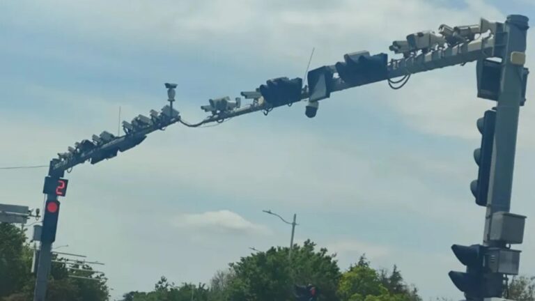 青島路口監控桿裝設近20個鏡頭 網民關注規劃與承重