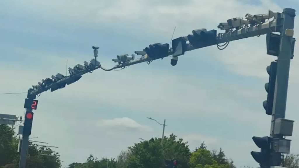 青島路口監控桿裝設近20個鏡頭 網民關注規劃與承重