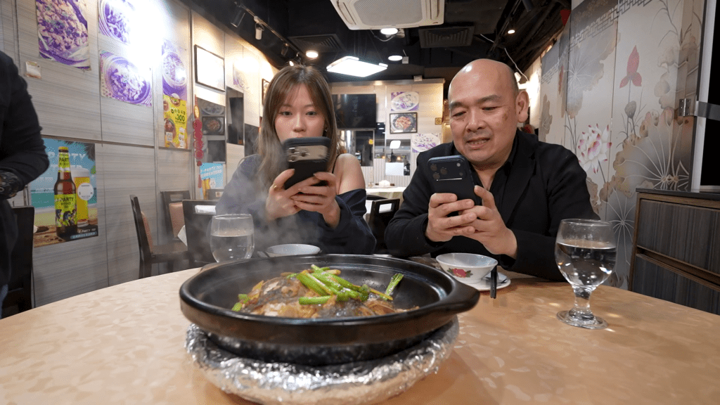 波波與食評家KC一同享用傳統順德菜餚。